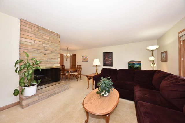 814 Manor CIRCLE, Bayside, WI 53217