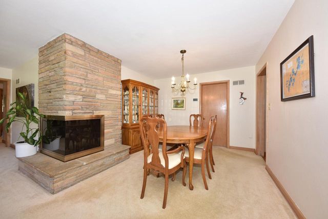 814 Manor CIRCLE, Bayside, WI 53217