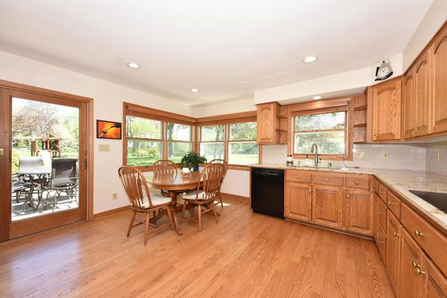 814 Manor CIRCLE, Bayside, WI 53217