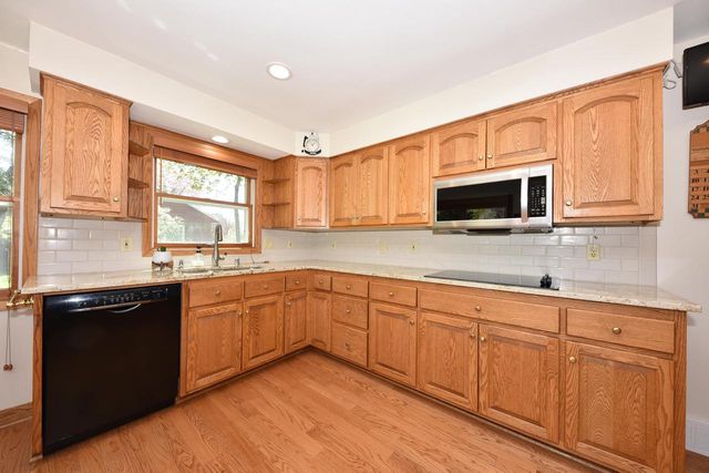 814 Manor CIRCLE, Bayside, WI 53217