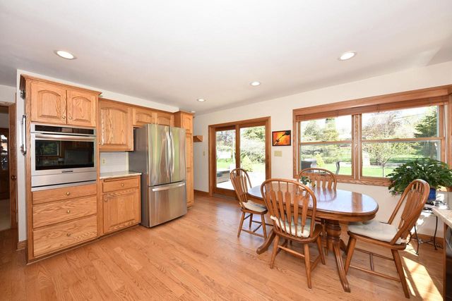 814 Manor CIRCLE, Bayside, WI 53217