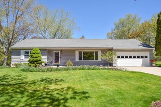 814 Manor CIRCLE, Bayside, WI 53217