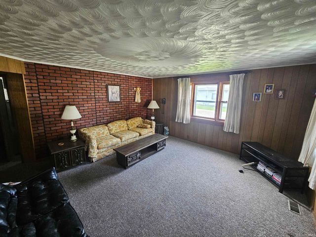 702 S Durbin Street, Bicknell, IN 47512