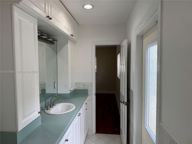 1660 NW 42nd St, Oakland Park, FL 33309