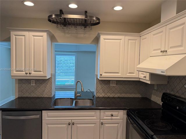1660 NW 42nd St, Oakland Park, FL 33309