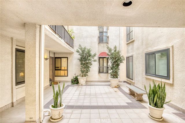 5216 Yarmouth 107, Encino, CA 91316