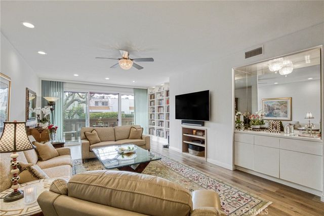 5216 Yarmouth 107, Encino, CA 91316