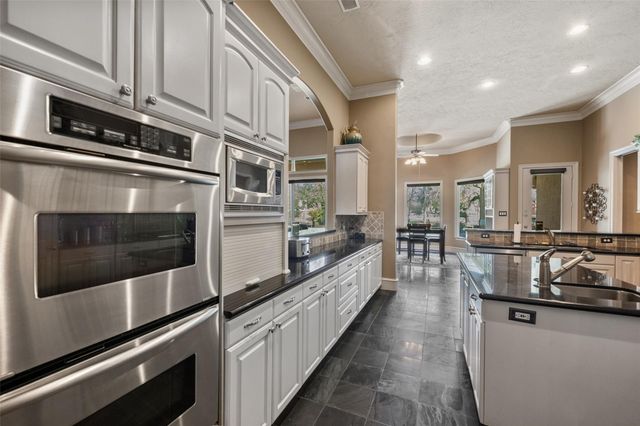 35 Bentwater Bay Circle, Montgomery, TX 77356