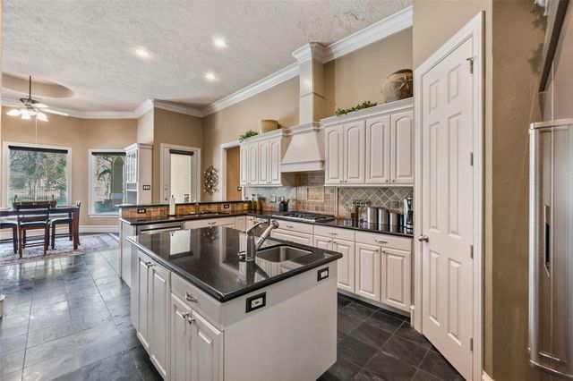 35 Bentwater Bay Circle, Montgomery, TX 77356