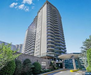 2077 Center Avenue 6D, Fort Lee, NJ 07024