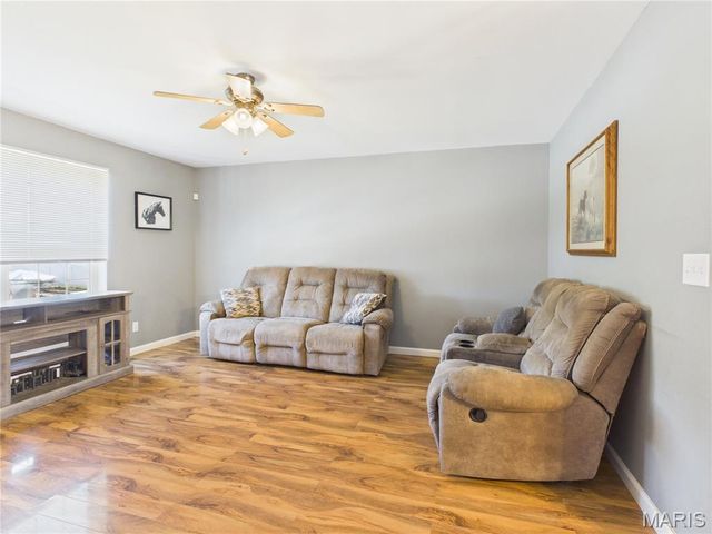 121 Penny Lane, Farmington, MO 63640