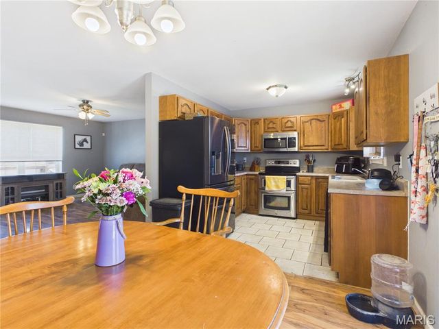 121 Penny Lane, Farmington, MO 63640