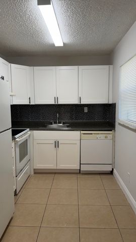 410 Meadows Circle 410, Boynton Beach, FL 33436