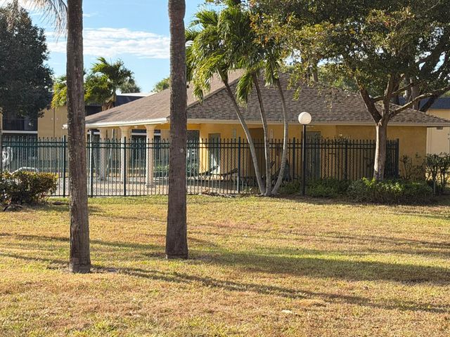 410 Meadows Circle 410, Boynton Beach, FL 33436