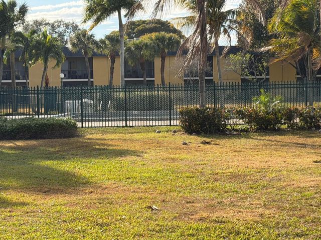 410 Meadows Circle 410, Boynton Beach, FL 33436