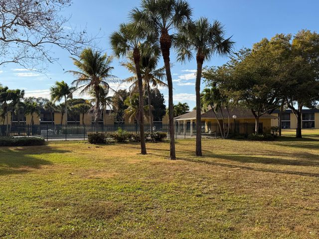 410 Meadows Circle 410, Boynton Beach, FL 33436