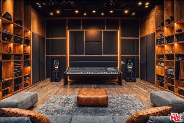 17229 Oak View Drive, Encino, CA 91316