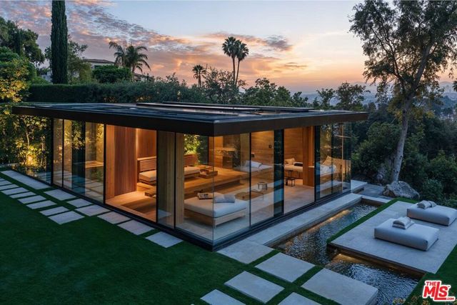 17229 Oak View Drive, Encino, CA 91316