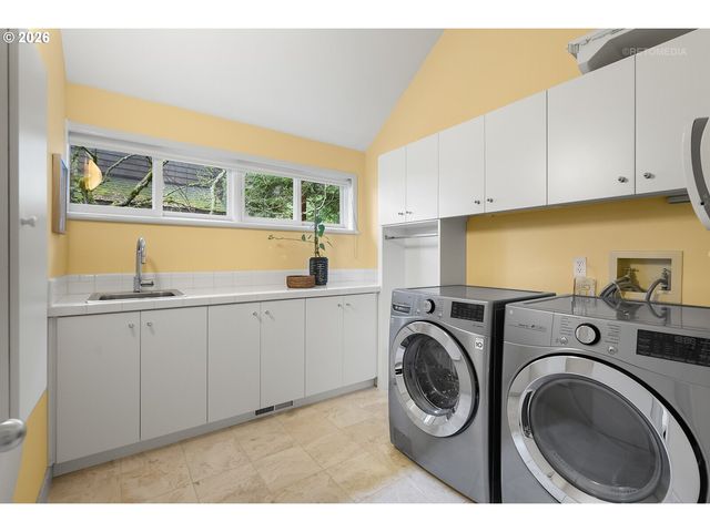 2801 Sw HILLSBORO St, Portland, OR 97239