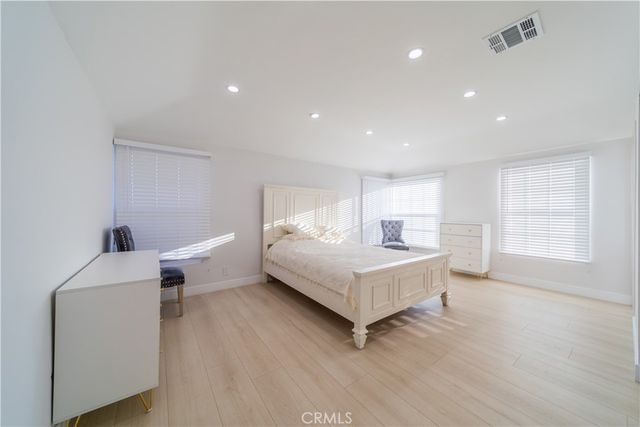 902 E WALNUT Avenue, Burbank, CA 91501