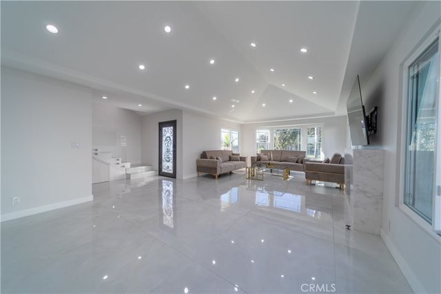 902 E WALNUT Avenue, Burbank, CA 91501