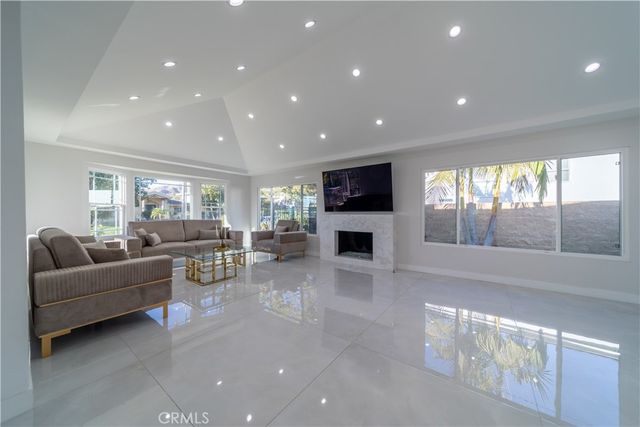 902 E WALNUT Avenue, Burbank, CA 91501