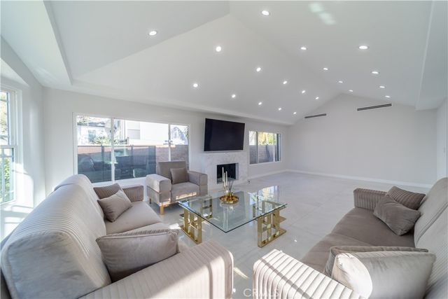 902 E WALNUT Avenue, Burbank, CA 91501