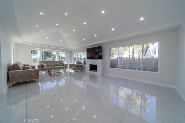 902 E WALNUT Avenue, Burbank, CA 91501