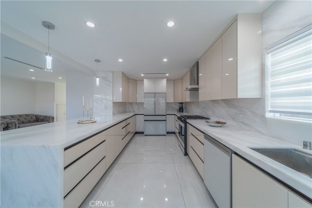 902 E WALNUT Avenue, Burbank, CA 91501