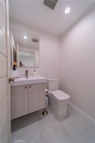 902 E WALNUT Avenue, Burbank, CA 91501