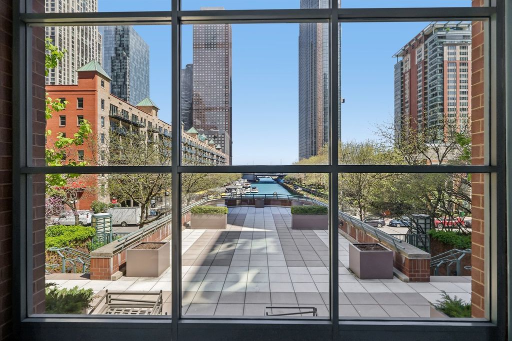 Image 16 of property listing at 440 N McClurg Court 607, Chicago, IL 60611