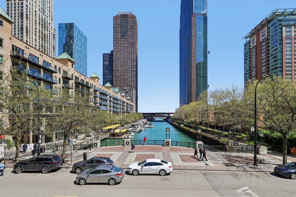 Image 17 of property listing at 440 N McClurg Court 607, Chicago, IL 60611