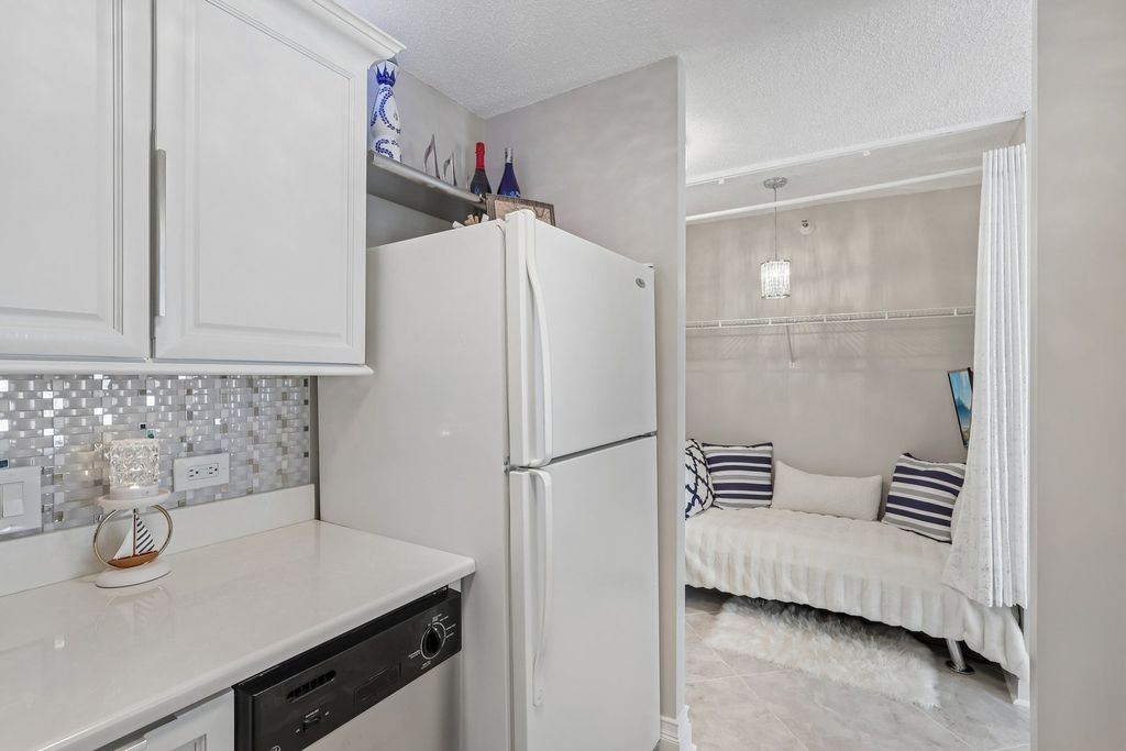 Image 6 of property listing at 440 N McClurg Court 607, Chicago, IL 60611