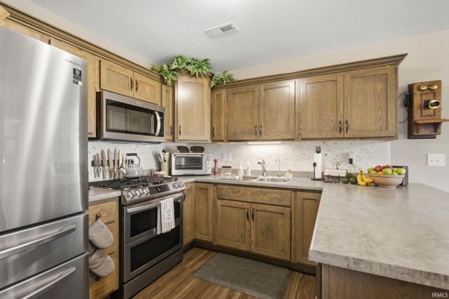108 St Andrews Court, Hartford City, IN 47348