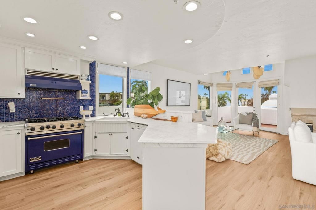Image 1 of property listing at 5437 La Jolla Blvd, La Jolla, CA 92037