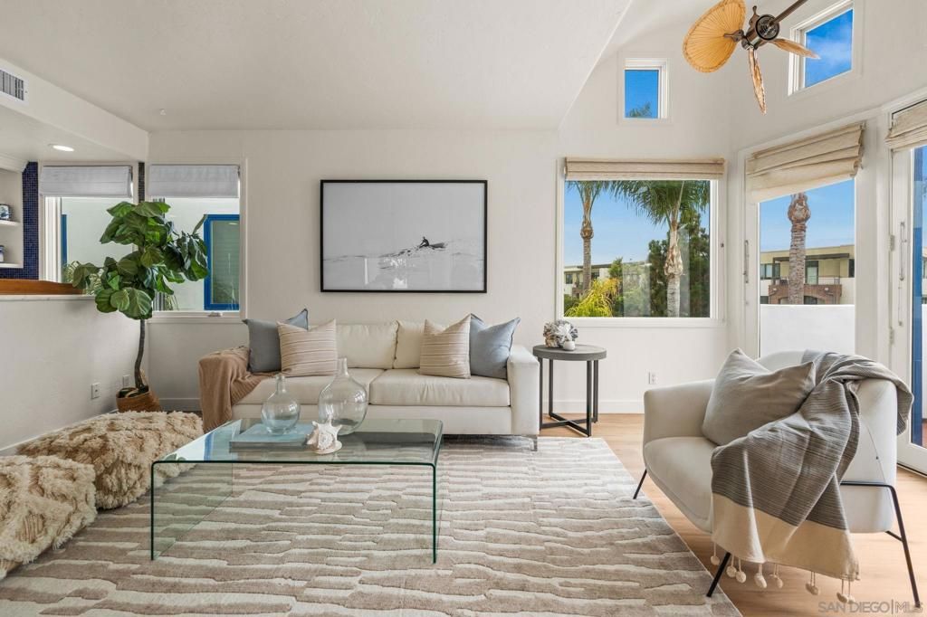 Image 11 of property listing at 5437 La Jolla Blvd, La Jolla, CA 92037