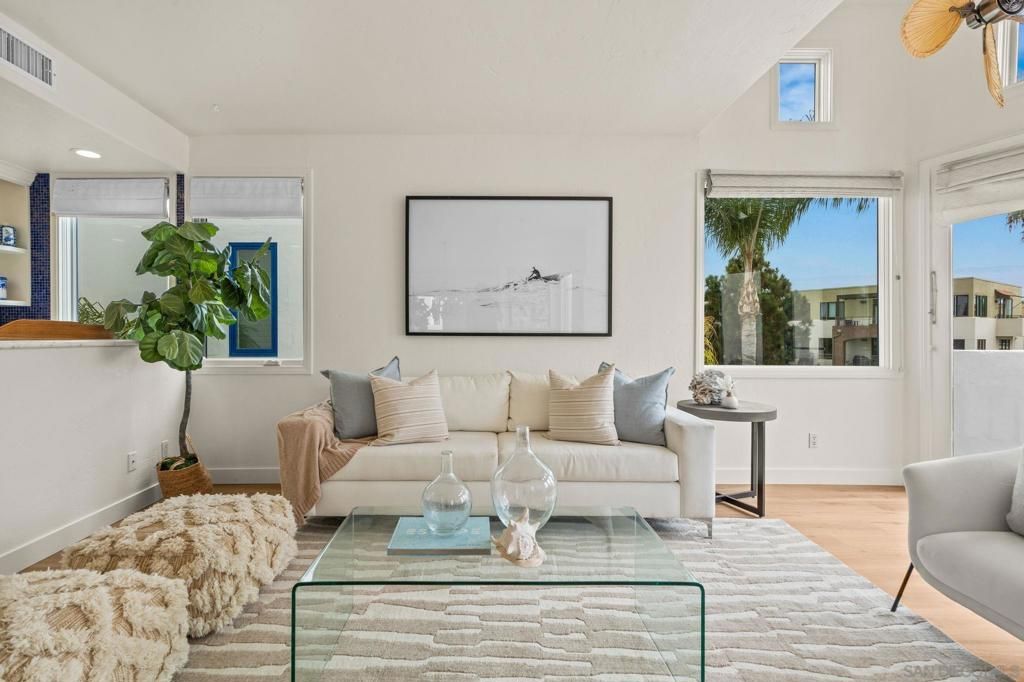 Image 12 of property listing at 5437 La Jolla Blvd, La Jolla, CA 92037