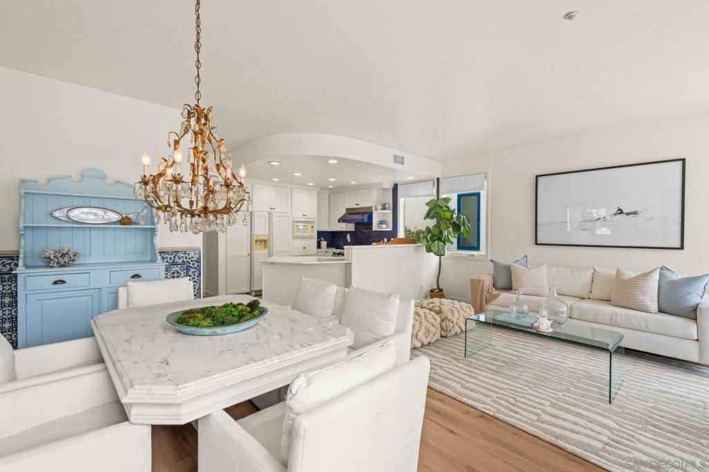 Image 15 of property listing at 5437 La Jolla Blvd, La Jolla, CA 92037