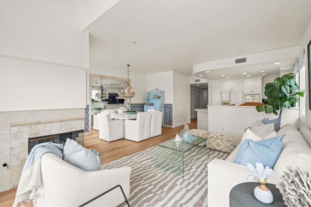 Image 17 of property listing at 5437 La Jolla Blvd, La Jolla, CA 92037