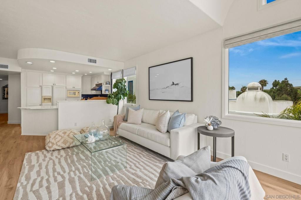 Image 18 of property listing at 5437 La Jolla Blvd, La Jolla, CA 92037