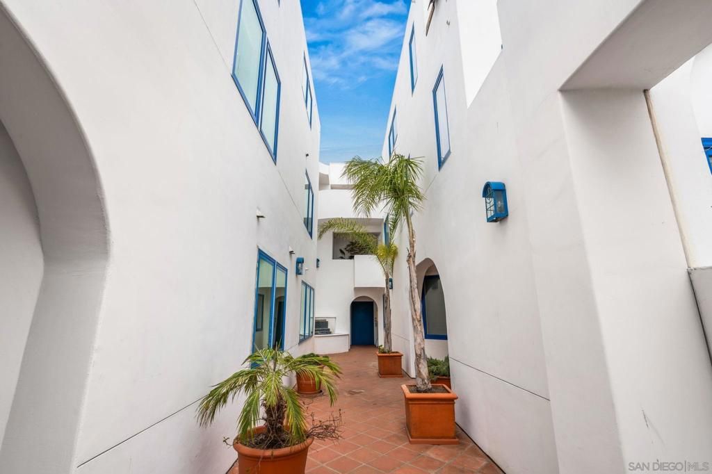 Image 41 of property listing at 5437 La Jolla Blvd, La Jolla, CA 92037