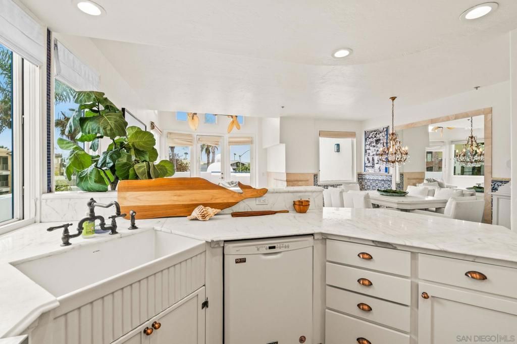 Image 7 of property listing at 5437 La Jolla Blvd, La Jolla, CA 92037