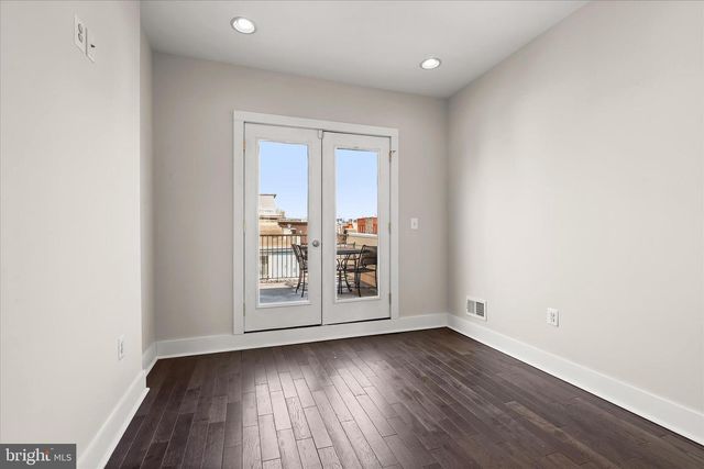 130 E BARNEY ST, Baltimore, MD 21230