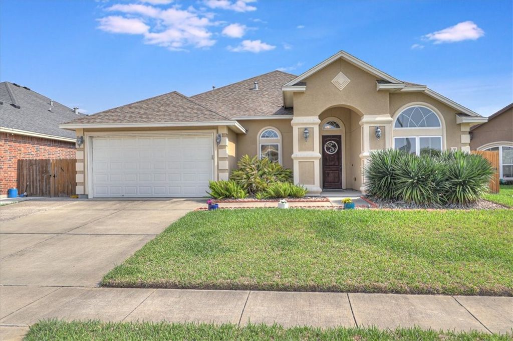 7522 S Lake Dr, Corpus Christi, TX 78414 — exterior