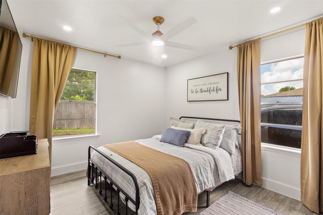 104 Pin Oak Street, Lake Jackson, TX 77566