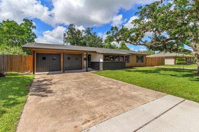 104 Pin Oak Street, Lake Jackson, TX 77566