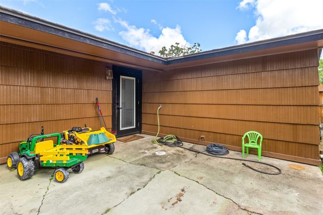 104 Pin Oak Street, Lake Jackson, TX 77566