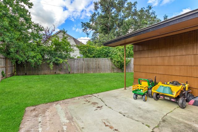 104 Pin Oak Street, Lake Jackson, TX 77566