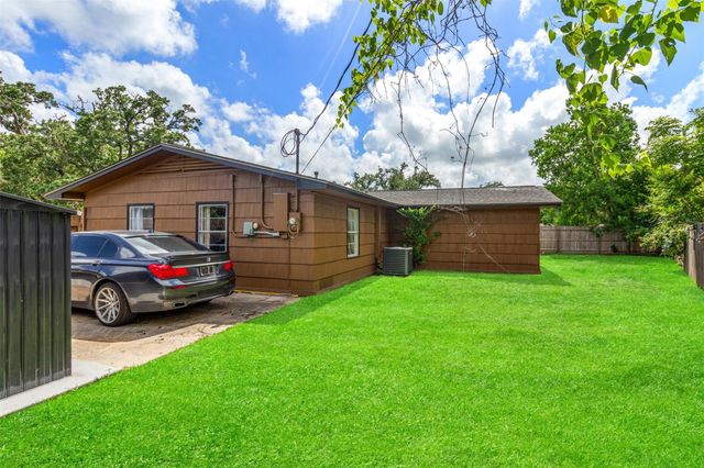104 Pin Oak Street, Lake Jackson, TX 77566