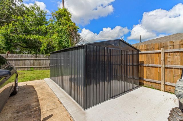 104 Pin Oak Street, Lake Jackson, TX 77566